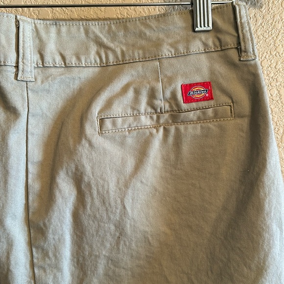EUC - Dickies khaki skirt with pockets size 12 - Picture 3 of 5